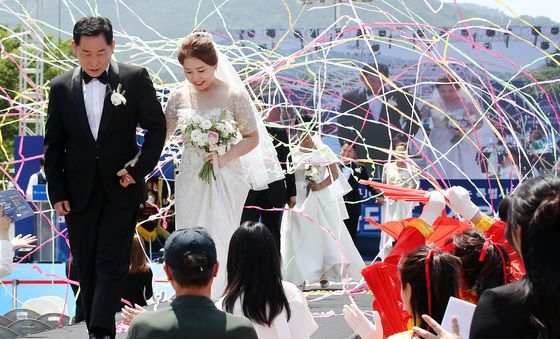 대구 수성못에서 열린 다문화가정 합동결혼식