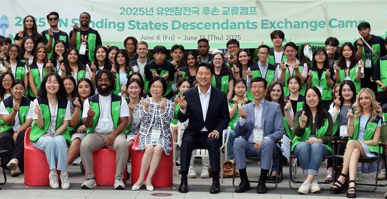 유엔참전국 후손들과 기념촬영 하는 오세훈 시장