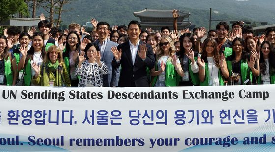 '유엔참전국 후손들과 기념촬영 하는 오세훈'