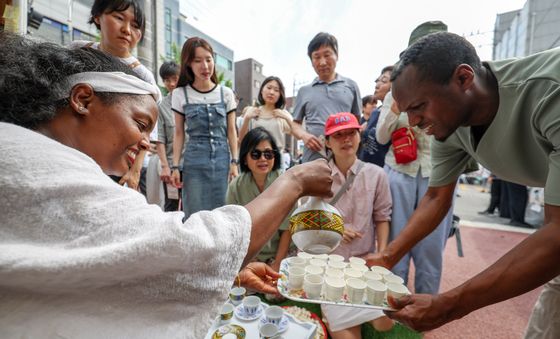 '에티오피아 전통 커피 맛보세요'