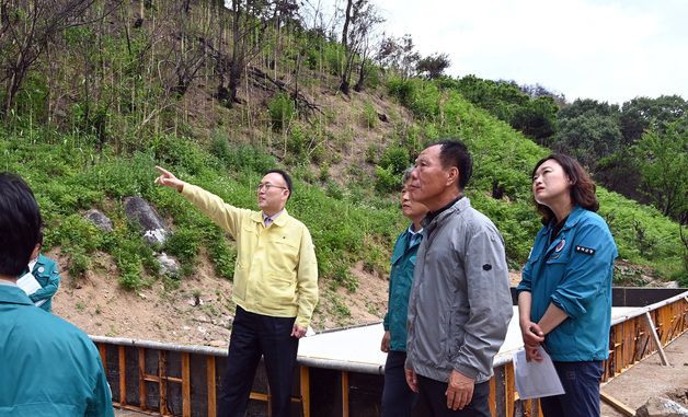 영덕군 임시조립주택 현장 제작 안전 점검나선 이한경 본부장