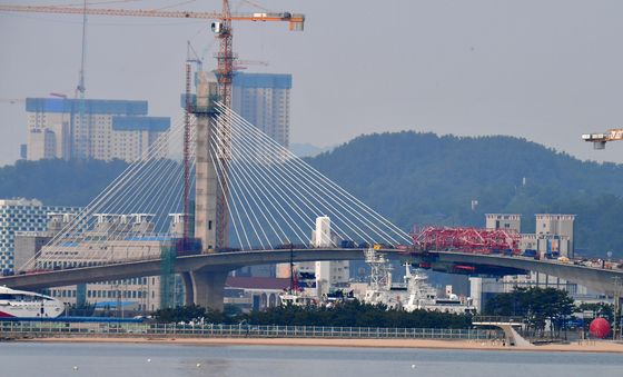 상판 연결 앞둔 포항 동빈대교