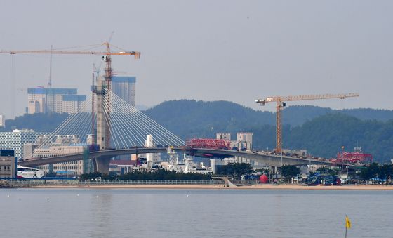 동빈대교 상판 연결 마무리 공사 중