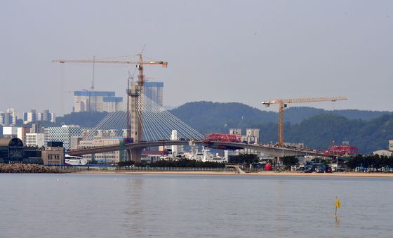 동빈대교 상판 연결 마무리 공사