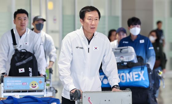 귀국하는 박주봉 배드민턴 국가대표팀 감독