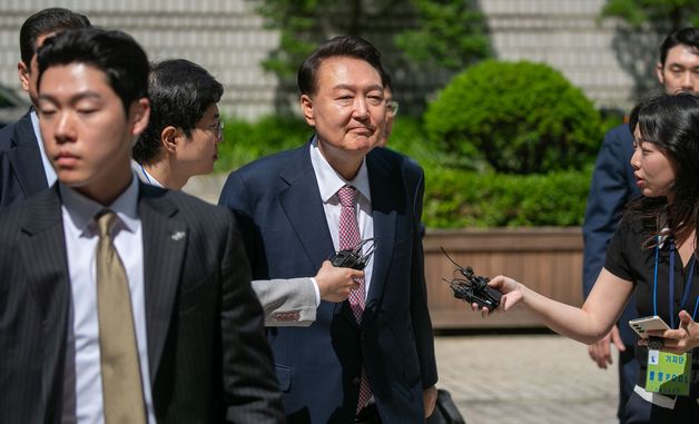 윤석열 전 대통령, 대선 후 첫 공판 취재진 질문에는 묵묵부답
