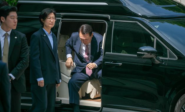 차량에서 내리는 윤석열 전 대통령