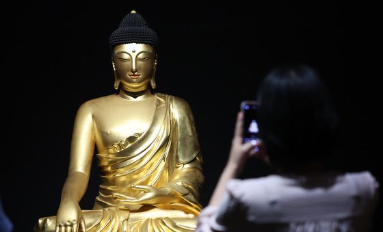 법당 떠나 박물관으로 옮겨온 조계사 목조여래좌상