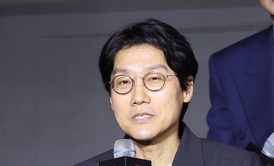 인사말 하는 황동혁 감독