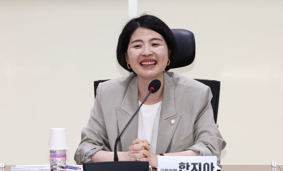 정책 공청회서 인사말 하는 한지아 의원