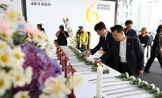 이어지는 추모 발걸음