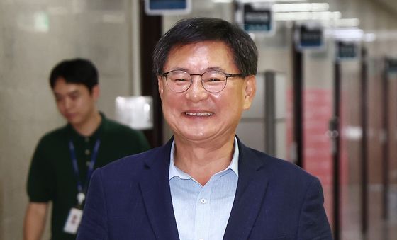 새 비대위 관련 전국위 회의 참석하는 이헌승 의장