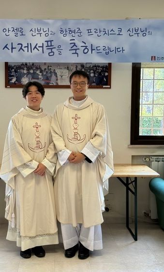 서울대교구 이재현·함현준 신부, 바티칸서 교황 주례로 사제 서품