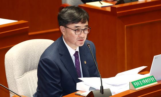 추경 심사 종합정책질의 답변하는 기재부 2차관