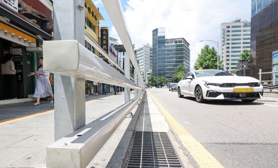시청역 역주행 사고 현장에 설치된 방호울타리