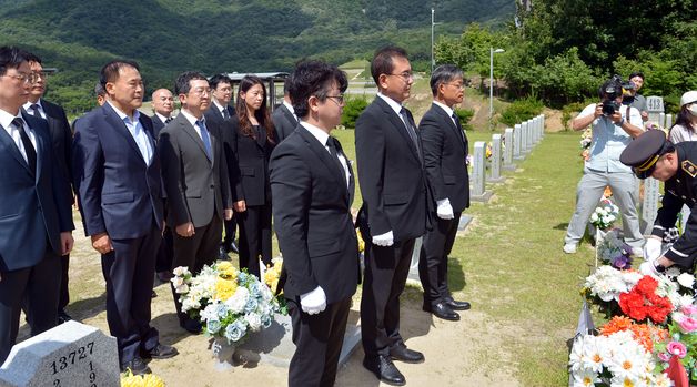 故 채수근 해병 묘소 참배위해 현충원 방문한 이명헌 특검팀