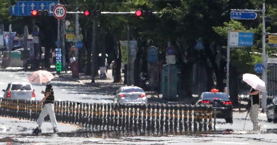 한산한 도로 위 '폭염' 아지랑이