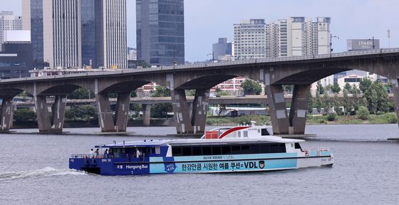 원효대교 지나는 한강버스