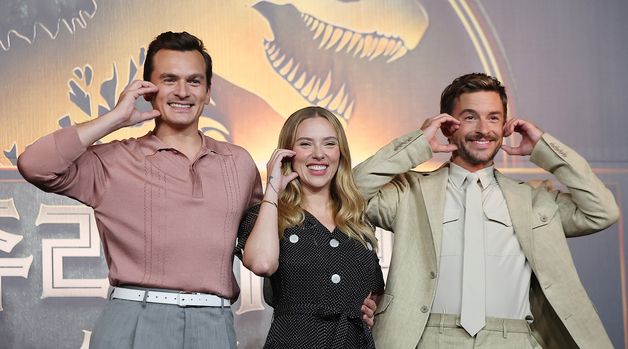 루퍼트 프렌드·스칼렛 요한슨·조나단 베일리, 즐거운 K-하트