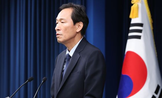 브리핑하는 우상호 정무수석