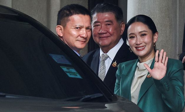 [포토] '직무 정지' 태국 총리, 지지자들에게 인사