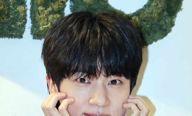 BTS 진, 월드스타의 꽃받침