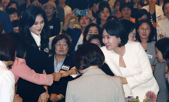 악수하는 김혜경 여사