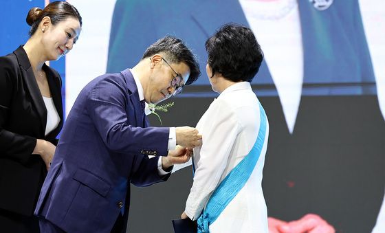 금탑산업훈장 수여하는 김성섭 차관