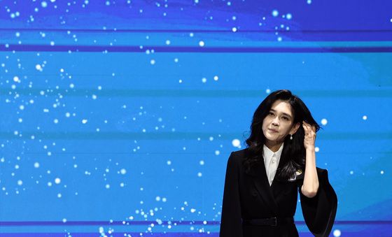 머리 쓸어넘기는 이부진 사장