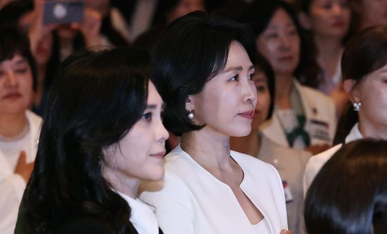 국민의례하는 김혜경 여사와 이부진 사장