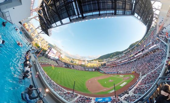 인피니티 풀에서 시원하게 야구 관람