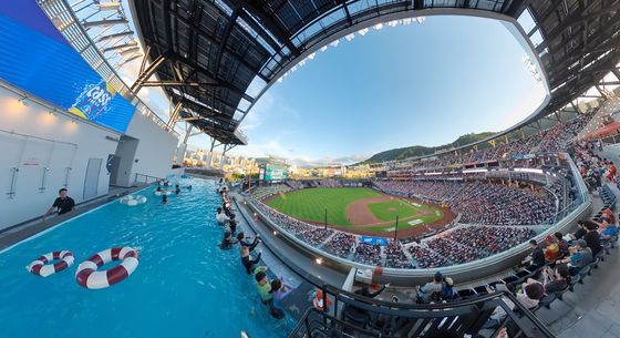 시원하게 수영하며 야구 즐겨요