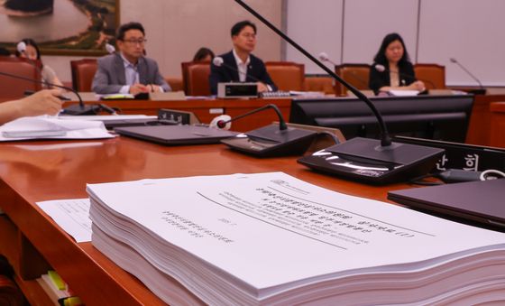 농해수위 법안심사소위에 놓인 심사자료