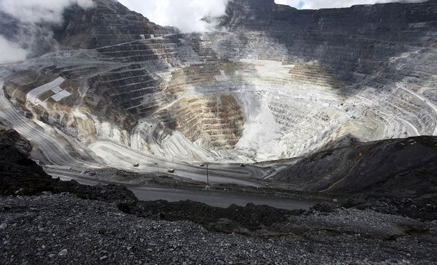 [포트] 인니 그라스버스 광산에서 작업하는 트럭들