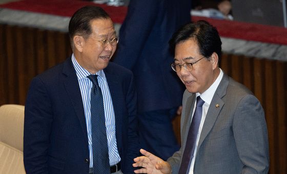 권영세 의원과 대화하는 송언석