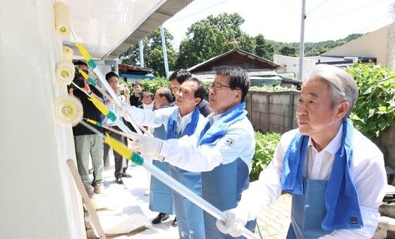 강호동 농협중앙회장, '사랑의 집고치기 농가희망 봉사활동' 참석