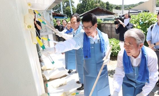 강호동 농협중앙회장, '사랑의 집고치기 농가희망 봉사활동' 참석
