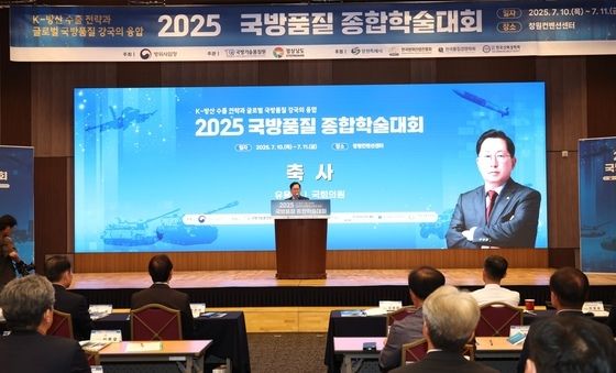 축사하는 유용원 국회의원