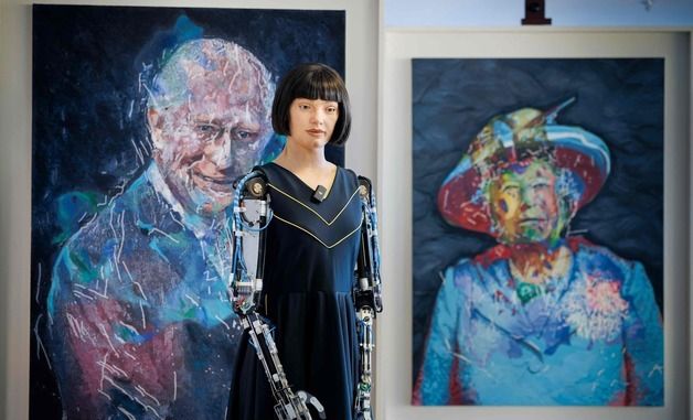 [포토] 영국 왕실 초상화 앞에 선 예술가 로봇 '아이-다'