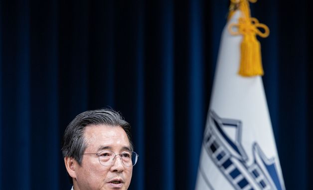 RE100 산단 관련 브리핑 하는 김용범 정책실장