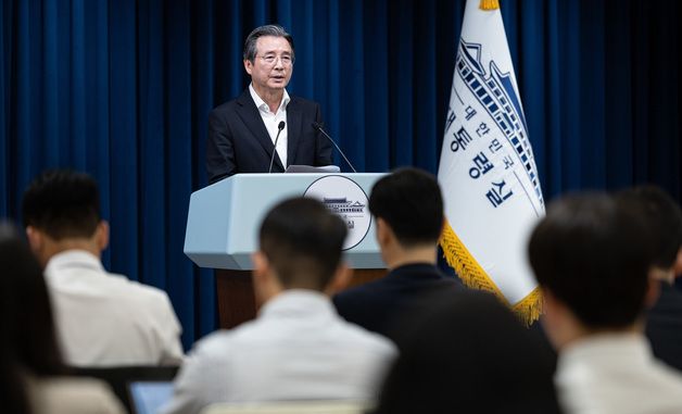 RE100 산단 관련 브리핑 하는 김용범 정책실장