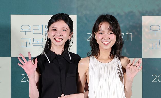 포즈 취하는 진연비·항첩여