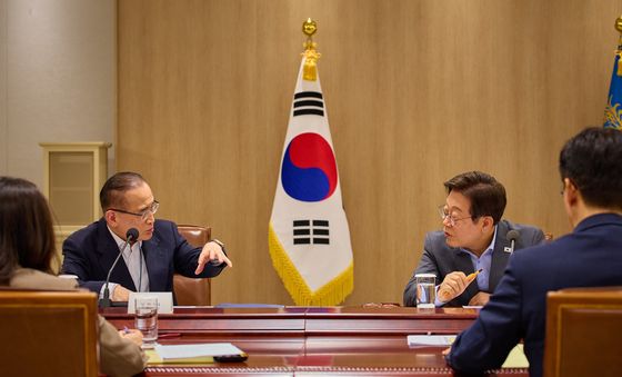 이재명 대통령, 위성락 국가안보실장과 NSC 대화