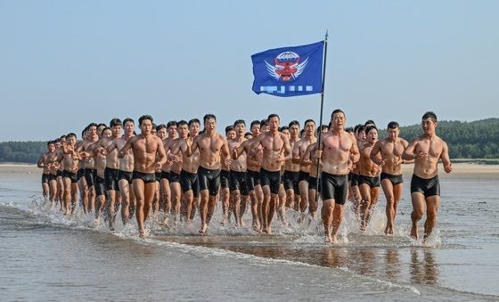 체력단련하는 특전대원들