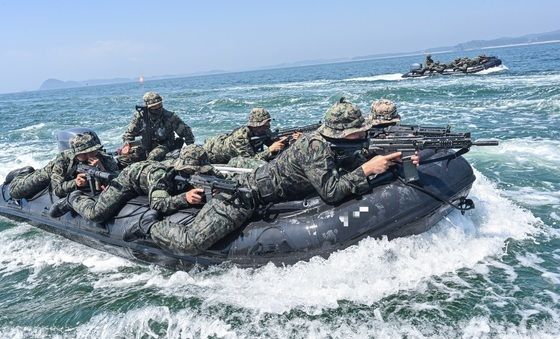 해상고속침투훈련 실시하는 육군 특전대원들
