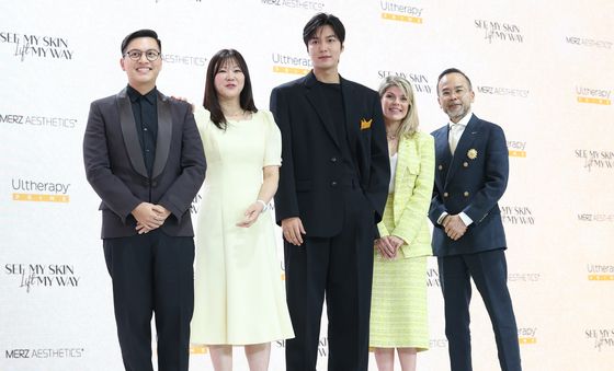 울쎄라피 프라임™ 행사 참석한 렌스 시오우 사장과 배우 이민호