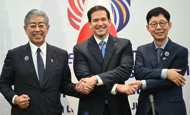 [포토] 손 맞잡은 한미일 외교수장