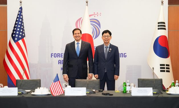 박윤주 외교 차관과 미 국무장관 기념촬영