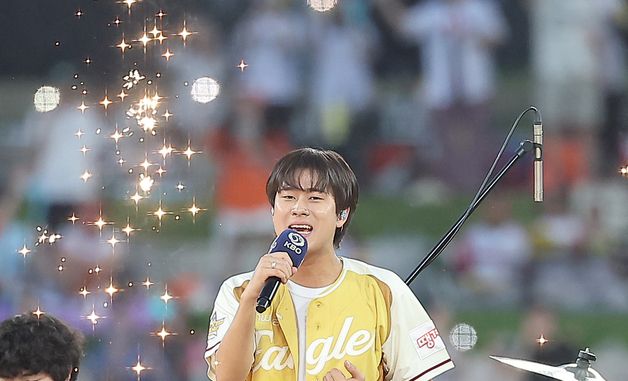 축하공연 펼치는 이무진