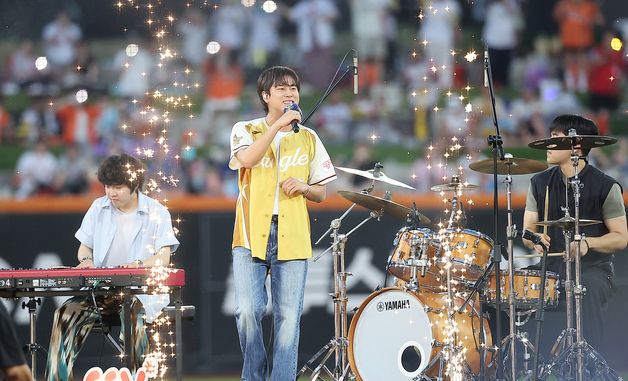 이무진, 올스타전을 빛내는 축하공연